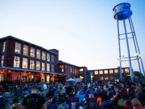 在 Lowe Mill ARTS & Entertainment 艺术馆享受现场音乐表演和节日气氛 在 Lowe Mill ARTS & Entertainment 艺术馆享受现场音乐表演和节日气氛