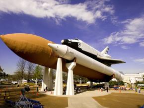 在美国太空火箭中心展出的“全栈式”火箭,包括航天飞机、外部燃料箱和两枚火箭助推器 在美国太空火箭中心展出的“全栈式”火箭,包括航天飞机、外部燃料箱和两枚火箭助推器