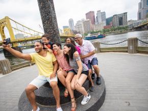 一家人在北岸社区自拍留念 一家人在北岸社区自拍留念