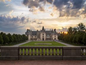 北卡罗来纳州阿什维尔夕照背景下的比特摩尔庄园 (Biltmore Mansion) 北卡罗来纳州阿什维尔夕照背景下的比特摩尔庄园 (Biltmore Mansion)