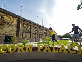 在南达科他州米切尔镇玉米宫殿外摆姿势拍照留念 在南达科他州米切尔镇玉米宫殿外摆姿势拍照留念