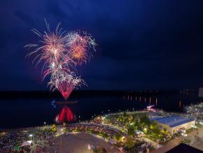 城市河滨的烟火秀 城市河滨的烟火秀