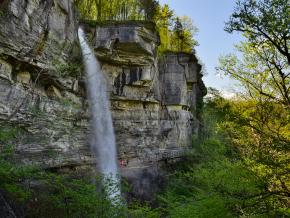 沿着约翰·博伊德·撒切尔州立公园的印第安人阶梯步道徒步前往瀑布 沿着约翰·博伊德·撒切尔州立公园的印第安人阶梯步道徒步前往瀑布