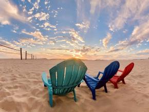 Rudder Room 海滩酒吧的舒适座椅召唤着您到好莱坞海滩畅享美好时光 Rudder Room 海滩酒吧的舒适座椅召唤着您到好莱坞海滩畅享美好时光