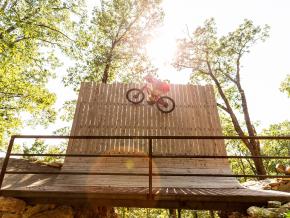 山地自行车骑手在 Slaughter Pen 小径上征服障碍 山地自行车骑手在 Slaughter Pen 小径上征服障碍