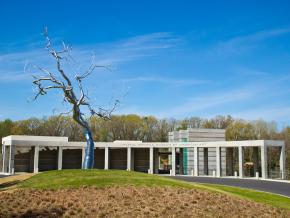 水晶桥美国艺术博物馆大门口的雕塑 水晶桥美国艺术博物馆大门口的雕塑