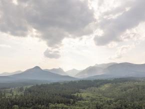 蒙大拿州冰川国家公园的山峦景观