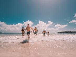 在别克斯岛海滩尽情玩乐