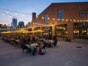 在 Transfer Co. Food Hall 餐厅享受露天用餐之乐,一览迷人天际线 在 Transfer Co. Food Hall 餐厅享受露天用餐之乐,一览迷人天际线