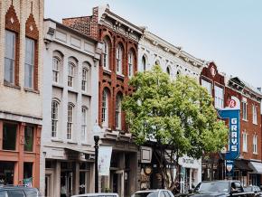 沿着富有悠久历史的主街感受迷人的小镇氛围 沿着富有悠久历史的主街感受迷人的小镇氛围