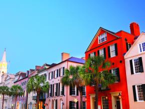 南卡罗来纳州查尔斯顿百老汇街旁色彩缤纷的房子