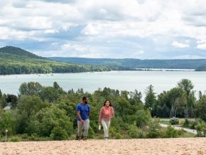 漫步在密西根州特拉弗斯城附近的睡熊沙丘国家湖岸 漫步在密西根州特拉弗斯城附近的睡熊沙丘国家湖岸