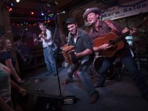 在 Blue Moon Saloon 小酒馆创作音乐