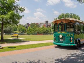 伍德兰市中心电车带您穿梭于德克萨斯州伍德兰的大街小巷