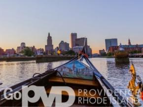 穿行于罗德岛州普罗维登斯的平底船 穿行于罗德岛州普罗维登斯的平底船