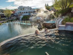 在科罗拉多州帕戈萨斯普林斯的温泉中放松身心