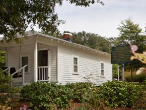 音乐巨星埃尔维斯·普雷斯利出生地，一栋具有历史意义的两居室小屋