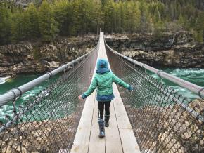 走过利比库特奈瀑布浮桥