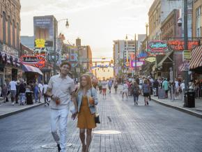 傍晚悠闲地漫步在田纳西州孟菲斯贝尔街娱乐区。 傍晚悠闲地漫步在田纳西州孟菲斯贝尔街娱乐区。