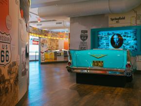 密苏里州斯普林菲尔德广场历史博物馆展出的 66号公路纪念品 密苏里州斯普林菲尔德广场历史博物馆展出的 66号公路纪念品
