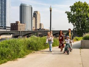 徜徉于大急流城市中心的河滨步道 徜徉于大急流城市中心的河滨步道