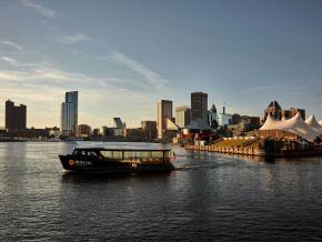 一辆水上巴士在马里兰州巴尔的摩的内港缓缓航行