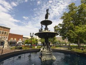 位于鲍林格林市中心核心区域的喷泉广场公园 位于鲍林格林市中心核心区域的喷泉广场公园