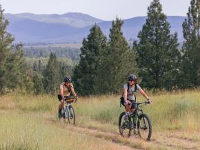 骑行探索洛洛国家森林中的蓝山休闲区 骑行探索洛洛国家森林中的蓝山休闲区