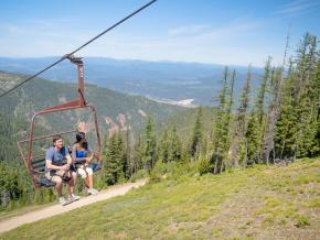 爱达荷州银谷中的银山度假区的夏日高空缆车