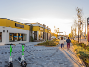 黄昏时分,漫步在俄克拉荷马州塔尔萨塔尔萨市场区的古老 66 号公路路段上 黄昏时分,漫步在俄克拉荷马州塔尔萨塔尔萨市场区的古老 66 号公路路段上