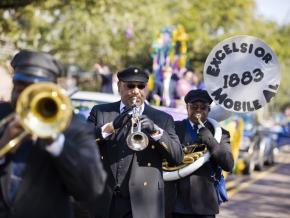 阿拉巴马州莫比尔的狂欢节上 Excelsior 乐队带领游行队伍向前行进 阿拉巴马州莫比尔的狂欢节上 Excelsior 乐队带领游行队伍向前行进