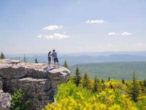 徒步旅行者俯瞰着西弗吉尼亚州的多利草地荒野