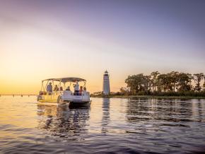 在路易斯安那州麦迪逊维尔附近的平底船上欣赏切福特河灯塔 在路易斯安那州麦迪逊维尔附近的平底船上欣赏切福特河灯塔