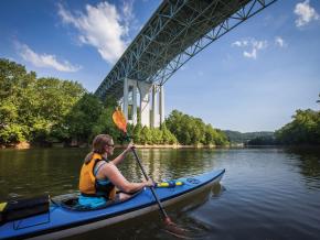 在城外的肯塔基河划独木舟