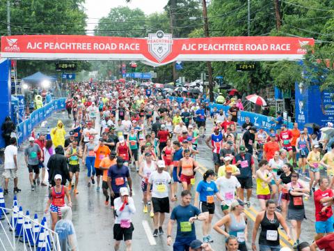 正在佐治亚州亚特兰大完成 Peachtree 公路竞赛的跑步者 正在佐治亚州亚特兰大完成 Peachtree 公路竞赛的跑步者