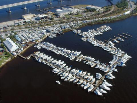 佛罗里达州斯图尔特游艇展的鸟瞰图
