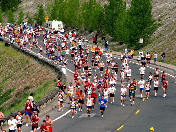 五月 Bloomsday Run 赛跑期间过弯的选手