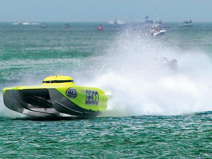 参加清水湾超级赛艇全国锦标赛的快艇