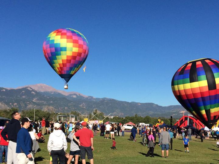 在科罗拉多斯普林斯劳动节热气球升空活动上缓缓升入天空的热气球