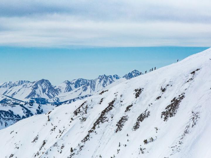 在蒙大拿州大天空市的 Shedhorn Skimo 长距离登山滑雪赛中,使用滑雪板登上山峰 在蒙大拿州大天空市的 Shedhorn Skimo 长距离登山滑雪赛中,使用滑雪板登上山峰