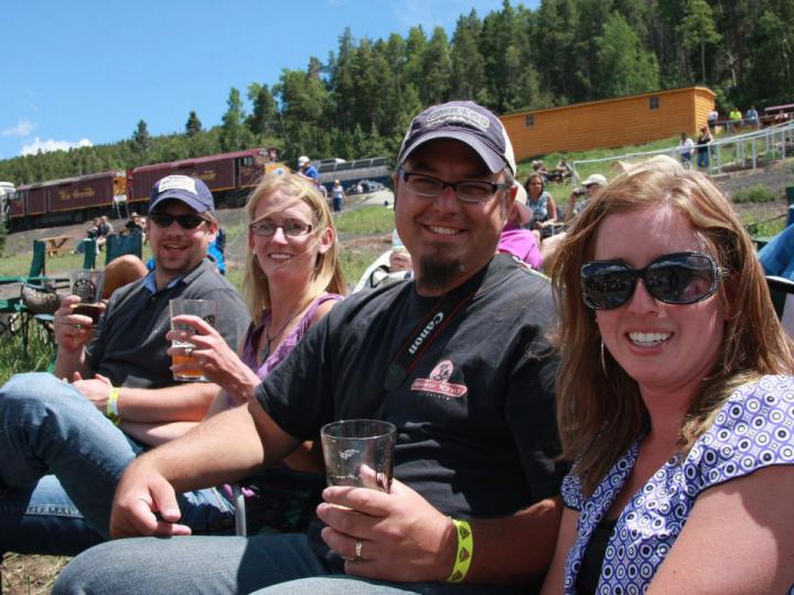 感受科罗拉多州阿拉莫萨格兰德河观光铁路之旅后，在 Rails & Ales Brewfest 啤酒节酣快畅饮