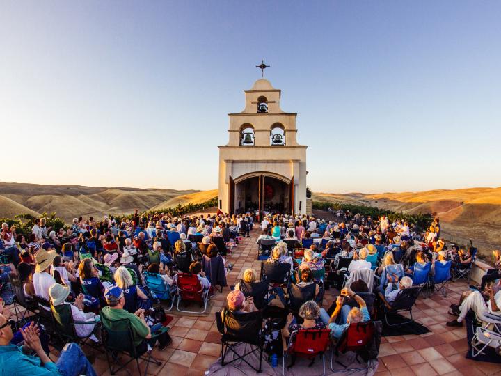 在加利福尼亚州圣路易斯-奥比斯波县的 Serra 教堂举办的 Festival Mozaic 音乐艺术节音乐会