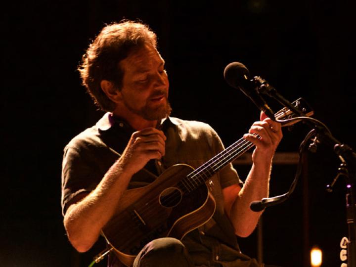 Eddie Vedder 在加利福尼亚州达纳点 Ohana 家庭音乐节上倾情演出