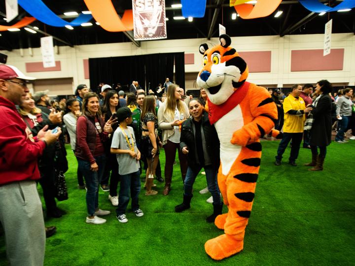 在德克萨斯州埃尔帕索 Sun Bowl 庆祝活动上与球迷合影的 Tony the Tiger 队 在德克萨斯州埃尔帕索 Sun Bowl 庆祝活动上与球迷合影的 Tony the Tiger 队
