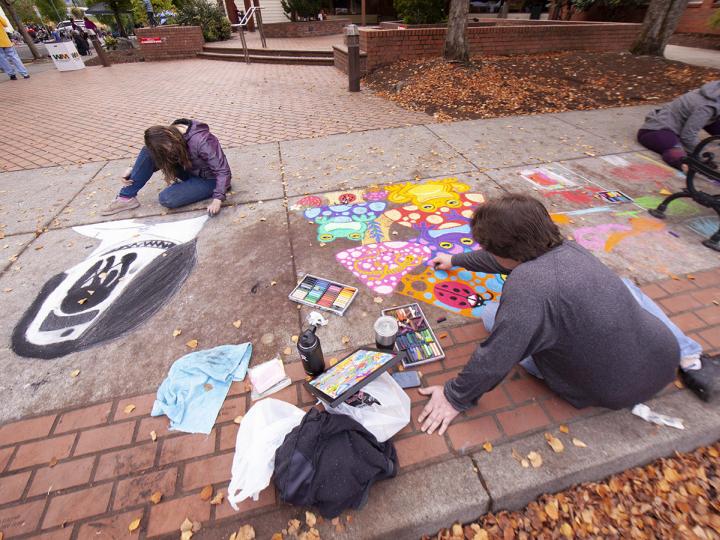 俄勒冈州福里斯特格罗夫街头粉笔彩绘艺术节期间在进行创作的艺术家