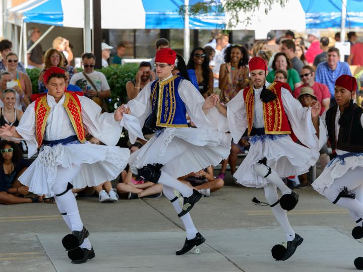 哥伦布希腊节期间表演的传统舞蹈