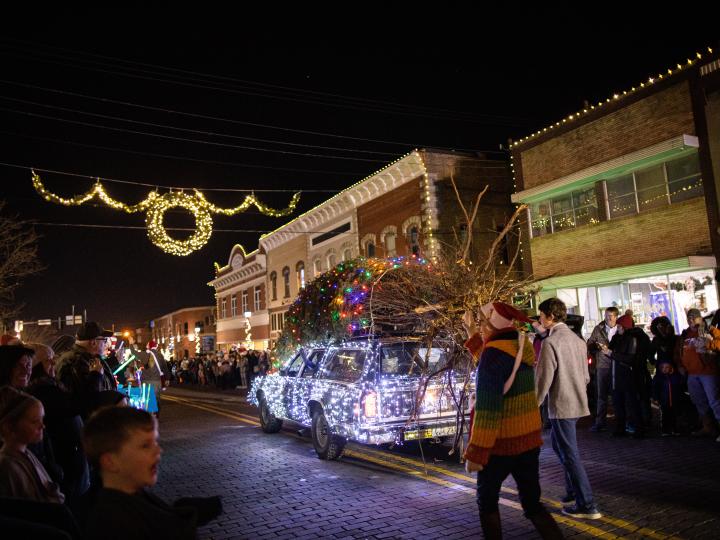阿肯色州罗杰斯市中心的罗杰斯圣诞节游行 (Christmas Parade)