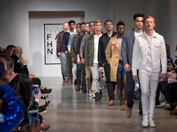在阿肯色州本顿维尔 NWA Fashion Week 时装周上走秀的模特 在阿肯色州本顿维尔 NWA Fashion Week 时装周上走秀的模特