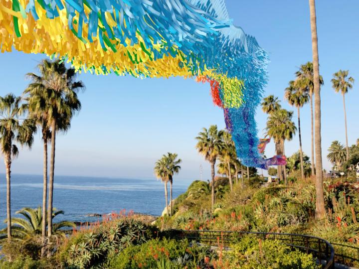 加利福尼亚州拉古纳海滩艺术与自然节期间缤纷的艺术装饰品及美丽的海滩景致