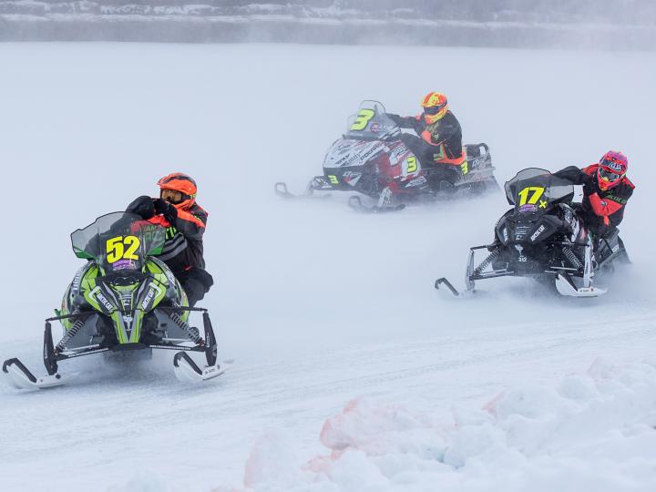 密歇根州苏圣玛丽的 I-500 摩托雪橇赛上争先恐后的比赛选手们